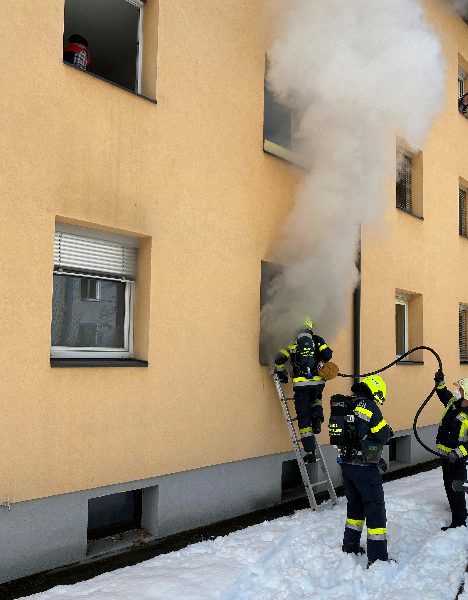 Dramatischer Wohnungsbrand in Villach (Bild 3)